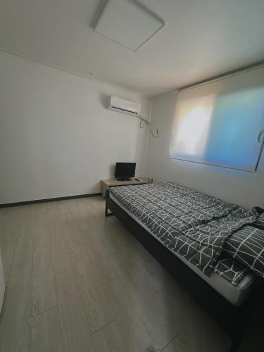 Yolo Houseにあるベッド