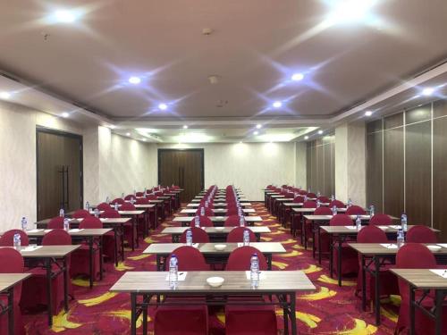 Travellers Hotel Phinisiにあるビジネスエリアまたは会議室