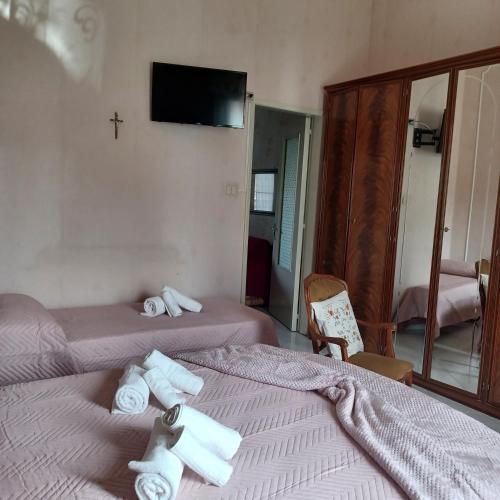 a room with two beds with folded towels on them at Casa vacanza 'A casa dei Nonni 1' in Belpasso