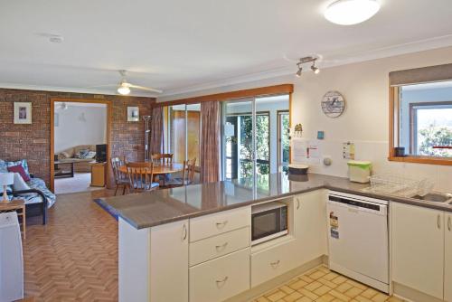an open kitchen and living room with a dining room at 4 Callow in Bermagui