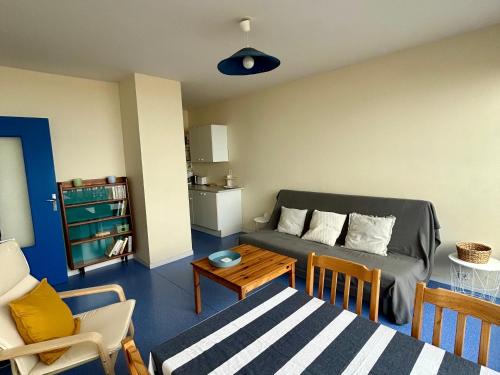un salon avec un canapé et une table dans l'établissement Appartement face mer avec garage, proche plage - FR-1-652-29, à Saint-Jean-de-Monts