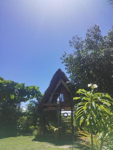 una piccola cabina in mezzo ad alcuni alberi di Cabana Jamelão a Camaçari