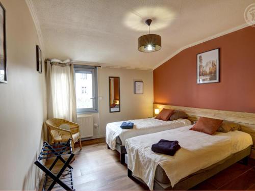 Posteľ alebo postele v izbe v ubytovaní Appartement Moderne avec Balcon, Parking Privé et Espace Bien-Être à Saint-Chamond - FR-1-496-269