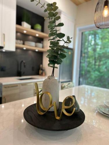 La ConceptionにあるValhalla Tremblant Cabin Retreat-Your Haven Awaits!の花瓶テーブル