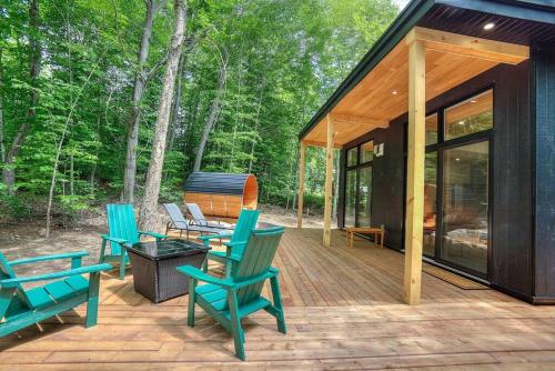 La ConceptionにあるValhalla Tremblant Cabin Retreat-Your Haven Awaits!の木製デッキ(椅子付)