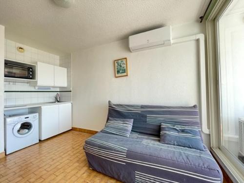 une petite chambre avec un lit dans une pièce dans l'établissement Studio cabine climatisé face plage avec parking et animaux admis - FR-1-338-536, à Sète