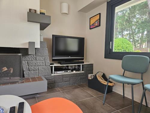 Photo de la galerie de l'établissement Maison rénovée 8-10 pers avec jardin clos, proche plage et forêt, WiFi, stationnement inclus - FR-1-323-375, à Saint-Jean-de-Monts