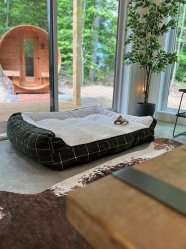 Valhalla Tremblant Cabin Retreat-Your Haven Awaits!にあるベッド