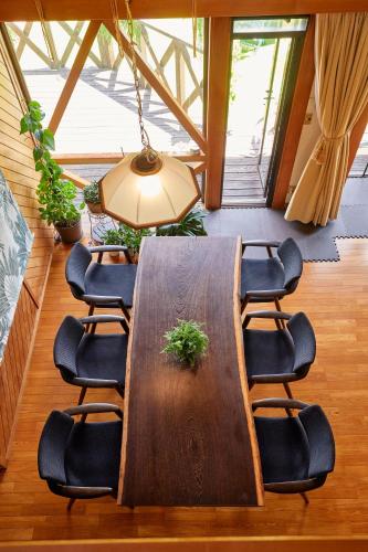 Posezení v ubytování Malama Monstera 6名 BBQ ペット可 ビーチ ゴルフ 芝生の庭 観葉植物 リラックス