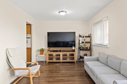 Μια τηλεόραση ή/και κέντρο ψυχαγωγίας στο Cozy 3BR, Near NYC, Cruise Port,Statue of Liberty, Free Driveway Parking