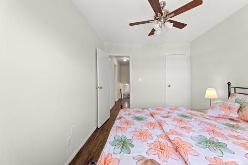Ένα ή περισσότερα κρεβάτια σε δωμάτιο στο Cozy 3BR, Near NYC, Cruise Port,Statue of Liberty, Free Driveway Parking