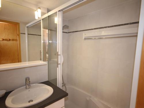 une salle de bain avec un lavabo et une douche dans l'établissement Studio cabine 6 pers avec garage aux Saisies - FR-1-293-88, aux Saisies