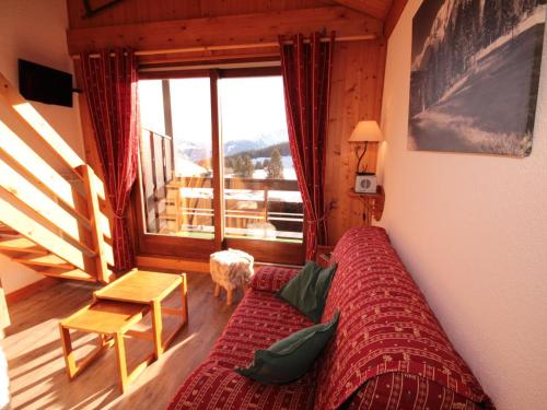 un salon avec un canapé et une grande fenêtre dans l'établissement Studio cabine 6 pers avec garage aux Saisies - FR-1-293-88, aux Saisies