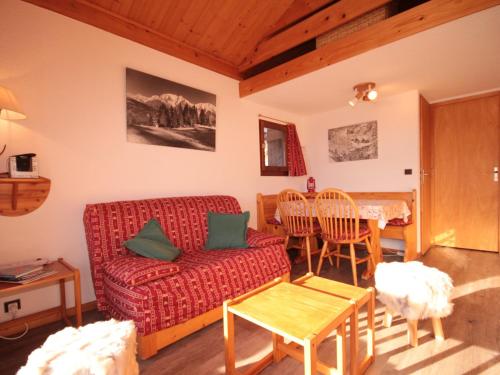 un salon avec un canapé et une table dans l'établissement Studio cabine 6 pers avec garage aux Saisies - FR-1-293-88, aux Saisies