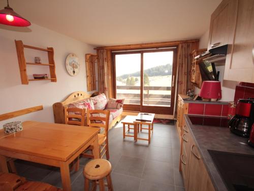 une cuisine et un salon avec un canapé et une table dans l'établissement Studio cabine rénové 4 pers avec garage, Les Saisies - FR-1-293-180, aux Saisies