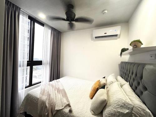 a bedroom with a bed with a ceiling fan at Elegante condominio En Residenza Con vista al Merendon in San Pedro Sula