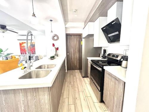 a kitchen with a sink and a stove at Elegante condominio En Residenza Con vista al Merendon in San Pedro Sula