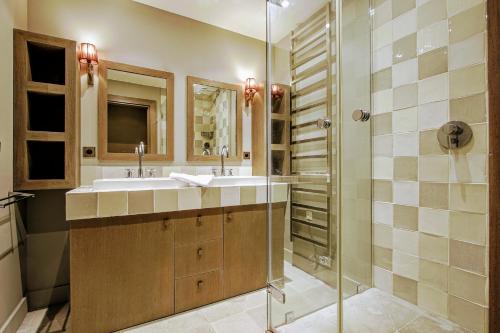 une salle de bain avec deux lavabos et une douche dans l'établissement Rooftop Sea View T4, à Deauville