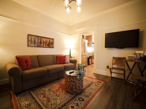 Μια τηλεόραση ή/και κέντρο ψυχαγωγίας στο Redtail Inn - 3 Suites Sleeps Up To 12