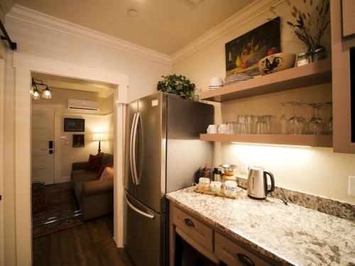 Η κουζίνα ή μικρή κουζίνα στο Redtail Inn - 3 Suites Sleeps Up To 12