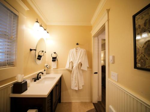 Ένα μπάνιο στο Redtail Inn - 3 Suites Sleeps Up To 12