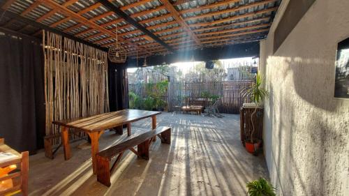 patio con tavolo in legno e panca di Mi Refugio Dive House a Cozumel