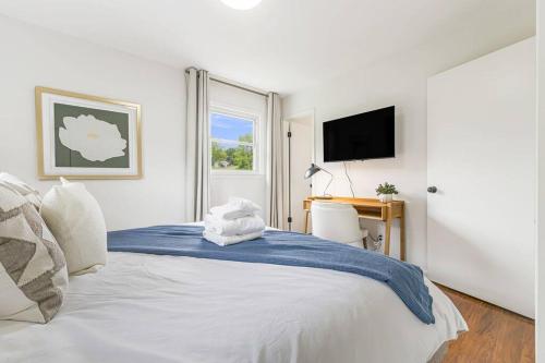 Katil atau katil-katil dalam bilik di Sunroom, Game Room, Hot tub, Sauna, 15Min to AVL