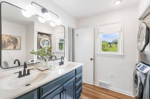 Φωτογραφία από το άλμπουμ του Sunroom, Game Room, Hot tub, Sauna, 15Min to AVL σε Asheville