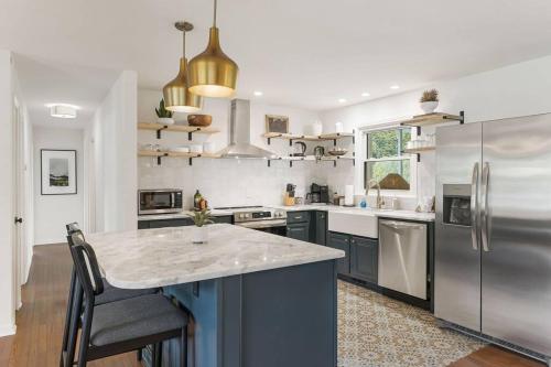 Dapur atau dapur kecil di Sunroom, Game Room, Hot tub, Sauna, 15Min to AVL