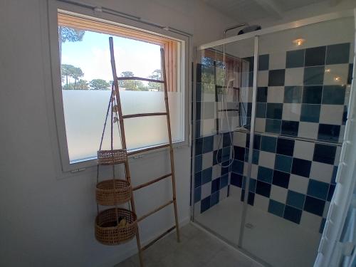 - une salle de bains avec une échelle à côté d'une douche dans l'établissement Maison moderne à 200m de la plage avec jardin et terrasse, 3 chambres pour 6 personnes - FR-1-239-1049, à Labenne