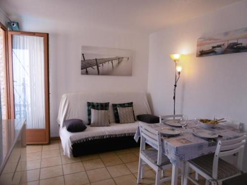un salon avec un canapé et une table dans l'établissement Saint-Pierre-La-Mer : Appartement T2 avec WIFI, Parking privatif, Proche plage, 4 personnes - FR-1-795-1, à Fleury