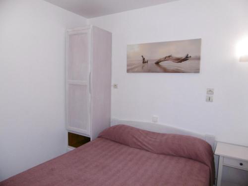une chambre avec un lit et un tableau au mur dans l'établissement Saint-Pierre-La-Mer : Appartement T2 avec WIFI, Parking privatif, Proche plage, 4 personnes - FR-1-795-1, à Fleury
