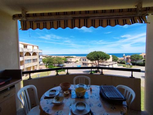 - une table à manger avec vue sur l'océan dans l'établissement Appartement T2 Vue Mer - Parking - 4 Pers - Saint-Pierre-la-Mer - FR-1-795-3, à Fleury