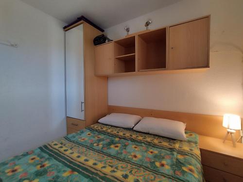 une petite chambre avec un lit et une armoire dans l'établissement Appartement T2 Vue Mer - Parking - 4 Pers - Saint-Pierre-la-Mer - FR-1-795-3, à Fleury