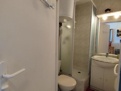 une petite salle de bain avec toilettes et douche dans l'établissement Appartement T2 Vue Mer - Parking - 4 Pers - Saint-Pierre-la-Mer - FR-1-795-3, à Fleury