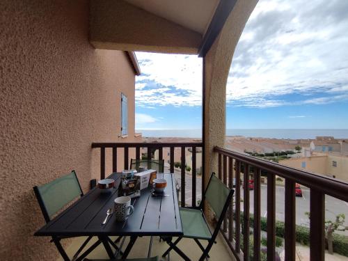 Photo de la galerie de l'établissement Appartement Moderne T2 Mezzanine - Parking et Terrasse - 5 Pers, Proche Plage - FR-1-795-13, à Fleury