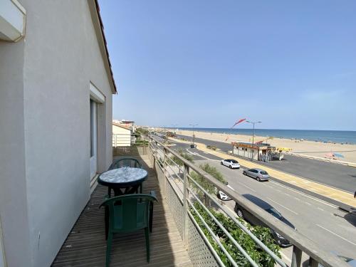 Narbonne-Plage : T4 en 1ère ligne, 7P, balcon, parking, accès plage direct - FR-1-795-6