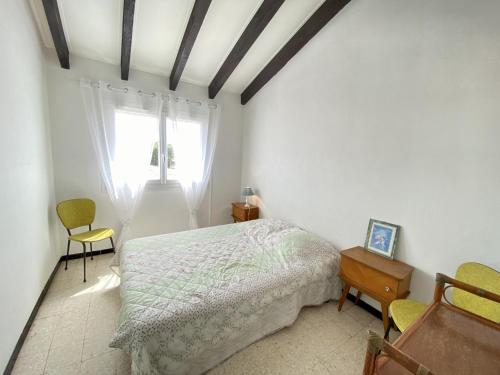 une chambre avec un lit et une fenêtre dans l'établissement Narbonne-Plage : T4 en 1ère ligne, 7P, balcon, parking, accès plage direct - FR-1-795-6, à Narbonne