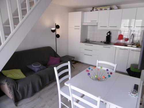 un salon avec un canapé et une table dans l'établissement Villa T2 Mezzanine 5 pers, Clim, Terrasse, Parking, Proche plage et commerces - FR-1-795-16, à Fleury