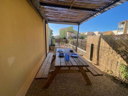 Photo de la galerie de l'établissement T2 lumineux avec jardin, proche plage à Narbonne – 4 pers, équipement complet, environnement calme - FR-1-795-27, à Pollestres