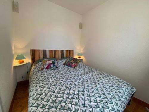 une chambre avec un lit avec une couette bleue et blanche dans l'établissement Appartement T2 - Parking - WIFI - Proche plage - Calme - 2 Pers - Narbonne-Plage - FR-1-795-15, à Narbonne