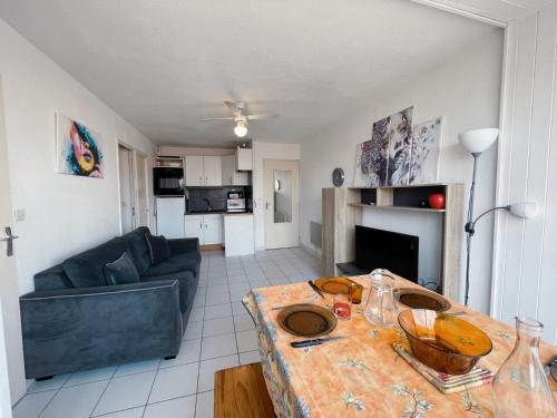 un salon avec une table et un canapé dans l'établissement Coquet T2 Cabine à 50m de la Plage avec Parking Privé - 4 Pers - Tout Équipé - Proche Commerces - FR-1-795-21, à Fleury