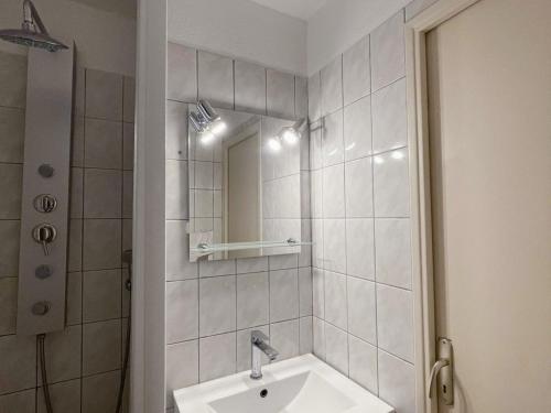 une salle de bain blanche avec un lavabo et un miroir dans l'établissement Coquet T2 Cabine à 50m de la Plage avec Parking Privé - 4 Pers - Tout Équipé - Proche Commerces - FR-1-795-21, à Fleury