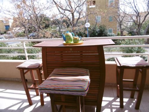 Photo de la galerie de l'établissement Narbonne Plage - T4 Moderne 70m² - 1er Étage avec Ascenseur - Proche Plage - Parking - 6 Personnes - FR-1-795-20, à Narbonne