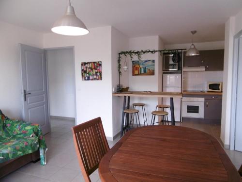 Photo de la galerie de l'établissement Narbonne Plage - T4 Moderne 70m² - 1er Étage avec Ascenseur - Proche Plage - Parking - 6 Personnes - FR-1-795-20, à Narbonne