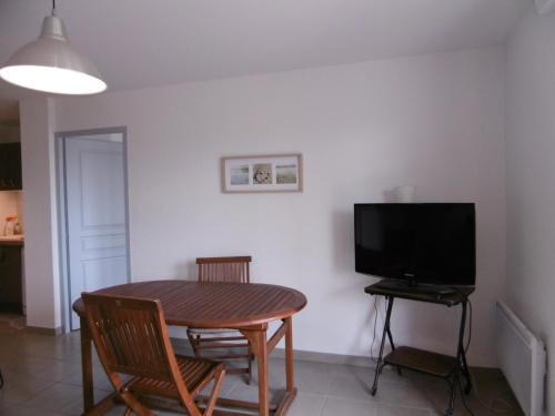 Photo de la galerie de l'établissement Narbonne Plage - T4 Moderne 70m² - 1er Étage avec Ascenseur - Proche Plage - Parking - 6 Personnes - FR-1-795-20, à Narbonne