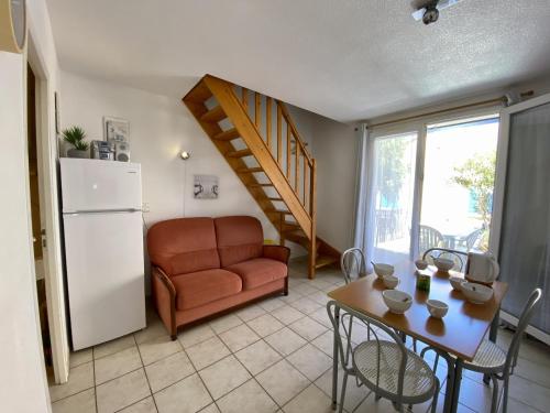 un salon avec un canapé et une table dans l'établissement Charmante Villa T2 Mezzanine avec Piscine et Parking, à 15 min de la Plage - 5 Pers. - FR-1-795-35, à Fleury