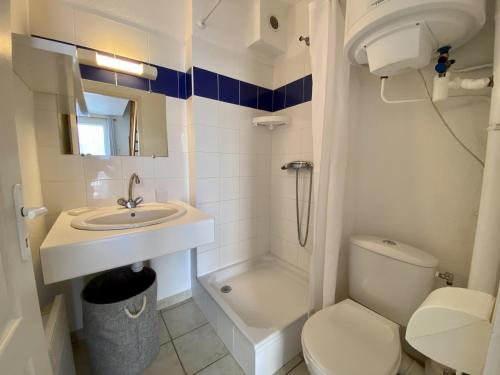 une salle de bain blanche avec un lavabo et des toilettes dans l'établissement Charmante Villa T2 Mezzanine avec Piscine et Parking, à 15 min de la Plage - 5 Pers. - FR-1-795-35, à Fleury