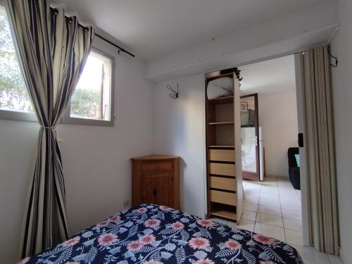 une chambre avec un lit et une fenêtre dans l'établissement Appartement T2 Saint-Pierre-La-Mer: Terrasse, Parking Privé, Tennis - 4 Pers. - FR-1-795-23, à Fleury