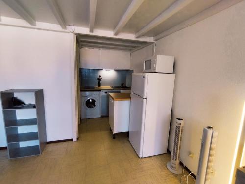 une cuisine avec un réfrigérateur blanc dans une pièce dans l'établissement Appartement T2 Mezzanine à Narbonne-Plage, 30m², 5 pers, Proche Centre et Plage - FR-1-795-25, à Narbonne